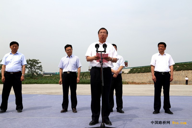 圖為中國鐵建總裁莊尚標在合銅、吳華高速公路項目開工儀式發(fā)表重要講話